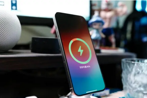 成华苹果15换屏服务分享用什么充电器给iPhone15充电更好 